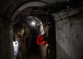 Tropas de la unidad de ingeniería de combate Yahalom preparan un túnel con explosivos en Khan Younis, en el sur de Gaza, en una imagen publicada el 21 de febrero de 2024. (Fuerzas de Defensa de Israel)