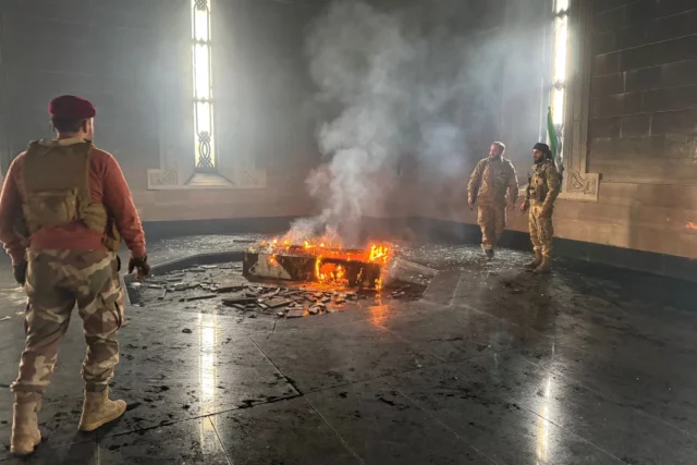 Rebeldes incendian tumba de Hafez al-Assad en Qardaha