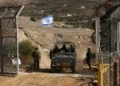 Un vehículo militar israelí cruza la valla, regresando de la zona de amortiguamiento con Siria, cerca de la aldea drusa de Majdal Shams en los Altos del Golán, el 10 de diciembre de 2024. (Foto de Jalaa MAREY / AFP)