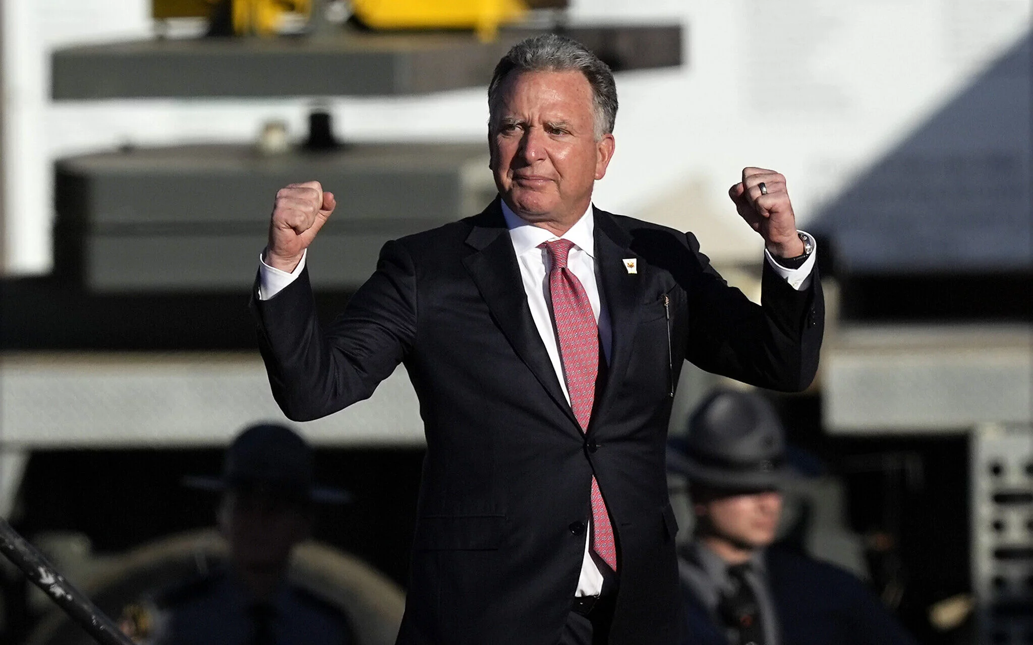 Steve Witkoff llega a un acto de campaña de Donald Trump en el Butler Farm Show, el 5 de octubre de 2024, en Butler, Pensilvania. (Foto AP/Julia Demaree Nikhinson)