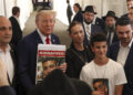 El entonces expresidente estadounidense Donald Trump posa para fotografías con familiares del rehén de Hamás Edan Alexander, después de visitar la tumba del rabino Menachem Mendel Schneerson en Nueva York, el 7 de octubre de 2024. (Foto AP/ Yuki Iwamura)