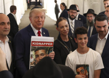 El entonces expresidente estadounidense Donald Trump posa para fotografías con familiares del rehén de Hamás Edan Alexander, después de visitar la tumba del rabino Menachem Mendel Schneerson en Nueva York, el 7 de octubre de 2024. (Foto AP/ Yuki Iwamura)