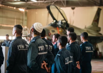 Técnicos haredíes de la Fuerza Aérea de Israel son vistos en la escuela técnica de la Fuerza Aérea de Israel en Haifa después de completar su entrenamiento, el 3 de diciembre de 2024. (Fuerzas de Defensa de Israel)