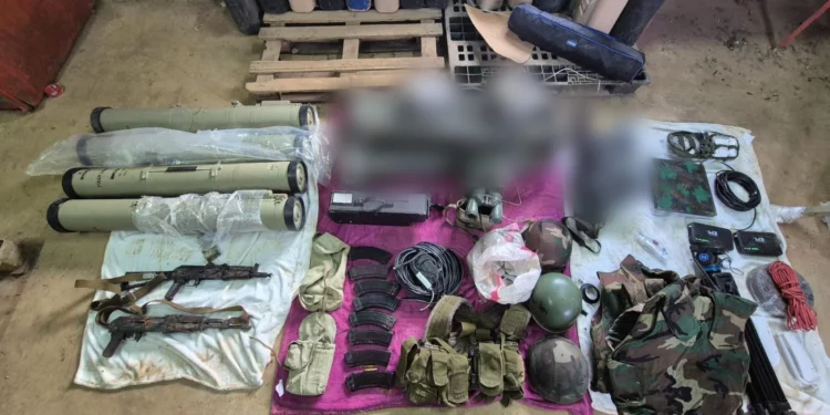 Armas de Hezbolá encontradas por tropas de las FDI en el sur del Líbano, en una foto difundida el 13 de diciembre de 2024. (Fuerzas de Defensa de Israel)