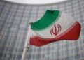 Archivo - Una bandera nacional de Irán ondea frente al edificio del Organismo Internacional de Energía Atómica (OIEA) en Viena, Austria, el 17 de diciembre de 2021 (Foto AP/Michael Gruber, Archivo)