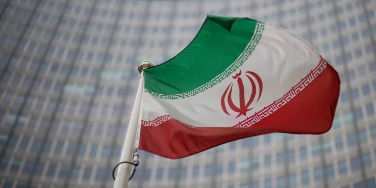 Archivo - Una bandera nacional de Irán ondea frente al edificio del Organismo Internacional de Energía Atómica (OIEA) en Viena, Austria, el 17 de diciembre de 2021 (Foto AP/Michael Gruber, Archivo)