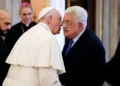 El papa Francisco (izq.) habla con el presidente de la Autoridad Palestina, Mahmud Abás, al final de una audiencia privada en el Vaticano, el 3 de diciembre de 2018. (Andrew Medichini / POOL / AFP)