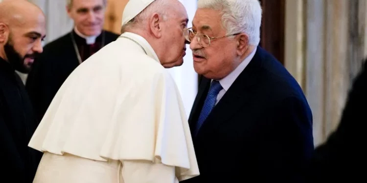 El papa Francisco (izq.) habla con el presidente de la Autoridad Palestina, Mahmud Abás, al final de una audiencia privada en el Vaticano, el 3 de diciembre de 2018. (Andrew Medichini / POOL / AFP)