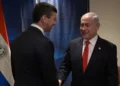 El primer ministro, Benjamin Netanyahu, a la derecha, se reúne con el presidente de Paraguay, Santiago Peña, en la ONU en Nueva York el 19 de septiembre de 2023. (Avi Ohayon/GPO)