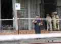 Bomberos y agentes de policía trabajan en la escena de un incendio provocado en la sinagoga Adass Israel, en el suburbio de Ripponlea, Melbourne, Australia, el 6 de diciembre de 2024. (Con Chronis/AAP Image via AP)