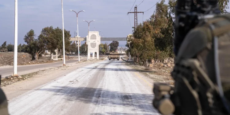 La Brigada de Paracaidistas de las Fuerzas de Defensa de Israel se ve ingresando a Siria, en una foto difundida por el ejército el 9 de diciembre de 2024. (Fuerzas de Defensa de Israel)