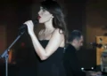 La cantante iraní Parastoo Ahmady realiza un concierto virtual el 11 de diciembre de 2024. (Captura de pantalla de YouTube: utilizada de conformidad con la cláusula 27a de la Ley de derechos de autor)