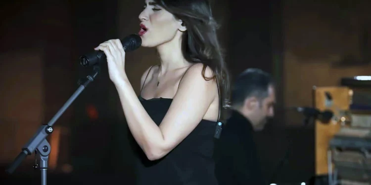 La cantante iraní Parastoo Ahmady realiza un concierto virtual el 11 de diciembre de 2024. (Captura de pantalla de YouTube: utilizada de conformidad con la cláusula 27a de la Ley de derechos de autor)