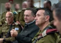 El ministro de Defensa, Israel Katz (centro), durante una visita al Comando Norte con el jefe del Estado Mayor de las FDI, teniente general Herzi Halevi (2.° der.), el 13 de noviembre de 2024. (Ariel Hermoni/Ministerio de Defensa)