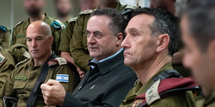 El ministro de Defensa, Israel Katz (centro), durante una visita al Comando Norte con el jefe del Estado Mayor de las FDI, teniente general Herzi Halevi (2.° der.), el 13 de noviembre de 2024. (Ariel Hermoni/Ministerio de Defensa)