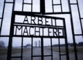 Esta foto de archivo del 27 de enero de 2012, tomada en el Día Internacional de Conmemoración en Memoria de las Víctimas del Holocausto, muestra las palabras “Arbeit Macht Frei” (El trabajo os hará libres) que marcan la entrada al campo de concentración nazi de Sachsenhausen, en Oranienburg, Alemania. (Foto AP/Markus Schreiber, Archivo)