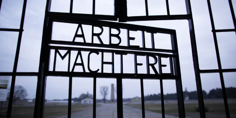 Esta foto de archivo del 27 de enero de 2012, tomada en el Día Internacional de Conmemoración en Memoria de las Víctimas del Holocausto, muestra las palabras “Arbeit Macht Frei” (El trabajo os hará libres) que marcan la entrada al campo de concentración nazi de Sachsenhausen, en Oranienburg, Alemania. (Foto AP/Markus Schreiber, Archivo)