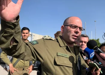 El coronel Moshe Tetro habla durante una reunión informativa en el cruce fronterizo de Kerem Shalom con Gaza el 10 de enero de 2024. (Charlie Summers/Times of Israel)