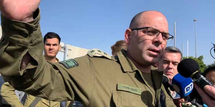 El coronel Moshe Tetro habla durante una reunión informativa en el cruce fronterizo de Kerem Shalom con Gaza el 10 de enero de 2024. (Charlie Summers/Times of Israel)