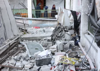 La gente inspecciona los daños en el lugar de un ataque israelí que, según las FDI, tuvo como objetivo a los operativos de Hamás instalados en la escuela Musa Bin Nusair en la ciudad de Gaza el 22 de diciembre de 2024 (Omar AL-QATTAA / AFP)