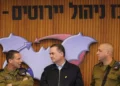 El ministro de Defensa, Israel Katz (centro), visita un centro de operaciones de defensa aérea de las Fuerzas de Defensa de Israel el 24 de diciembre de 2024. (Ariel Hermoni/Ministerio de Defensa)