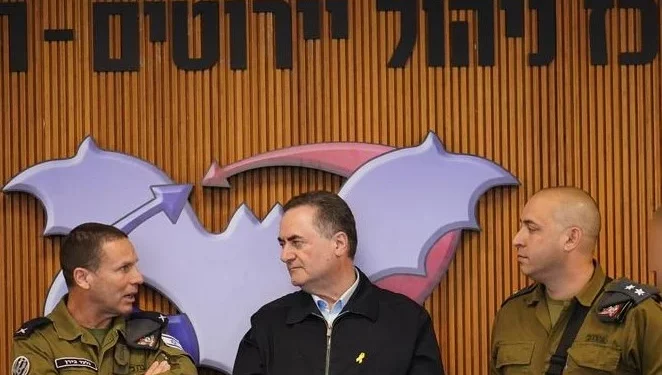 El ministro de Defensa, Israel Katz (centro), visita un centro de operaciones de defensa aérea de las Fuerzas de Defensa de Israel el 24 de diciembre de 2024. (Ariel Hermoni/Ministerio de Defensa)