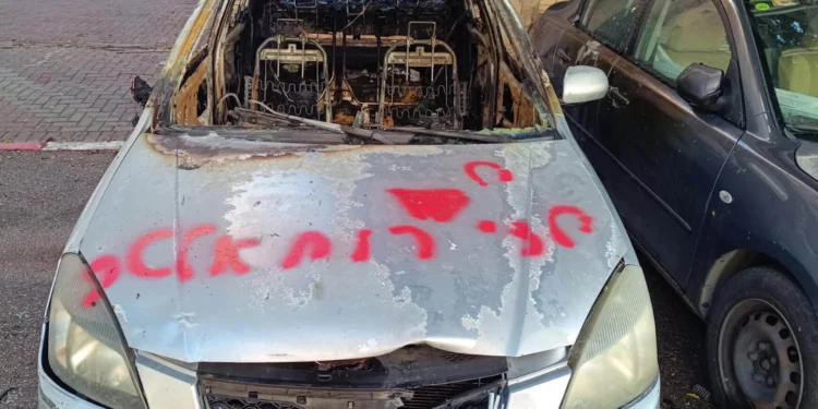 Esta imagen difundida por la policía el 30 de diciembre de 2024 muestra un automóvil presuntamente incendiado por Alexander Granovsky, un civil reclutado por “elementos extranjeros”. El grafiti en el automóvil dice “Niños de Ruhollah”. (Policía de Israel)