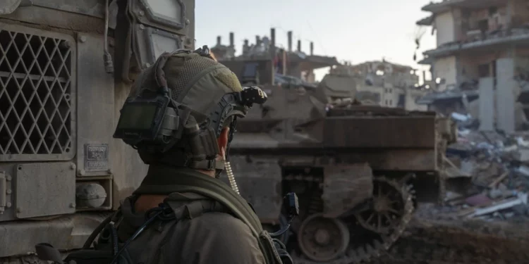 Tropas de la 162 División operan en Jabaliya, en el norte de Gaza, en una fotografía difundida por las FDI el 29 de diciembre de 2024. (Fuerzas de Defensa de Israel)