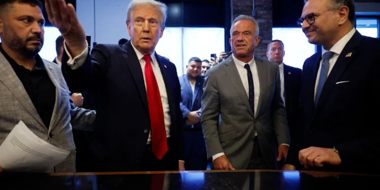 El expresidente estadounidense Donald Trump visita el café The Great Commoner con Robert F. Kennedy Jr (centro, a la derecha) el 1 de noviembre de 2024 en Dearborn, Michigan. (Chip Somodevilla/Getty Images/AFP)