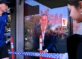 Ilustrativo: El lema “El sionismo es fascismo” es pintado con aerosol en la oficina electoral de Josh Burns, un miembro judío del parlamento australiano del Partido Laborista federal del país, en el suburbio de St Kilda en Melbourne, después de que la policía dijera que al menos cinco personas rompieron ventanas y pintaron lemas en las paredes, el 19 de junio de 2024. (William West / AFP)