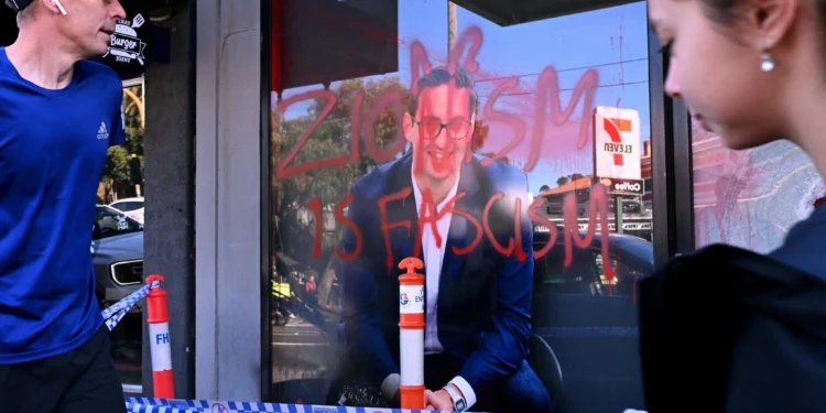 Ilustrativo: El lema “El sionismo es fascismo” es pintado con aerosol en la oficina electoral de Josh Burns, un miembro judío del parlamento australiano del Partido Laborista federal del país, en el suburbio de St Kilda en Melbourne, después de que la policía dijera que al menos cinco personas rompieron ventanas y pintaron lemas en las paredes, el 19 de junio de 2024. (William West / AFP)