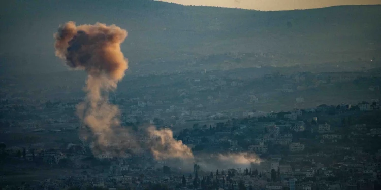 El humo se eleva desde una aldea en el sur del Líbano, visto desde el lado israelí de la frontera, el 2 de diciembre de 2024. (Erik Marmor/Flash90)