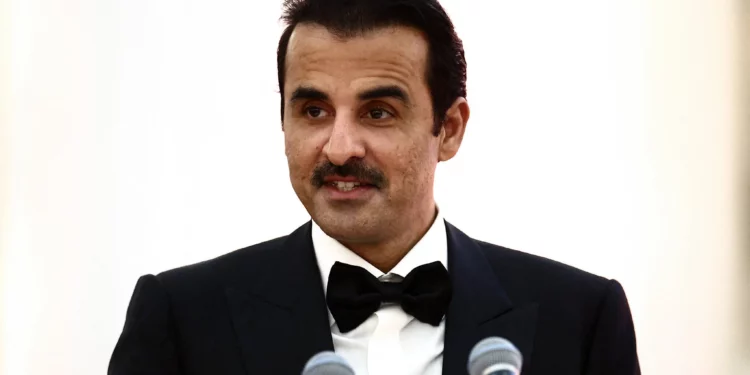 El emir de Qatar, el jeque Tamim bin Hamad al-Thani, pronuncia un discurso durante una cena en la Mansion House organizada por el alcalde de la ciudad de Londres, en la Mansion House de la ciudad de Londres, el 4 de diciembre de 2024. (HENRY NICHOLLS / AFP)