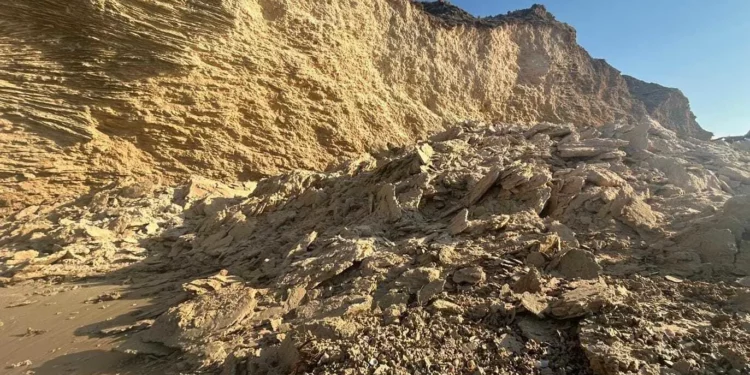 Parte de un acantilado derrumbado en la playa de Nof Yam en Herzliya, el 3 de diciembre de 2024. (Empresa gubernamental para la preservación de los acantilados costeros del Mediterráneo)