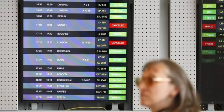 Una pantalla de llegadas muestra los vuelos cancelados en el Aeropuerto Internacional Ben Gurion, cerca de Tel Aviv, el 10 de marzo de 2020. (Jack Guez/AFP)