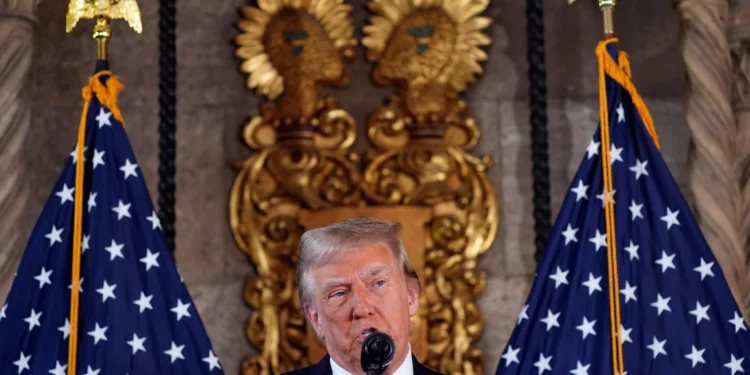 El presidente electo de Estados Unidos, Donald Trump, habla durante una conferencia de prensa en Mar-a-Lago, el lunes 16 de diciembre de 2024, en Palm Beach, Florida (Foto AP/Evan Vucci)