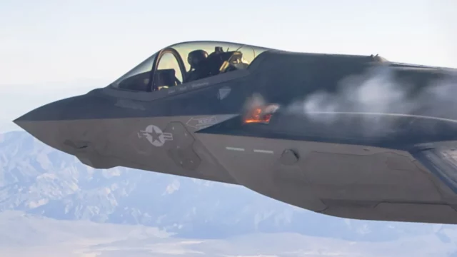 ¿Son obsoletos los armamentos clásicos en aviones de combate?