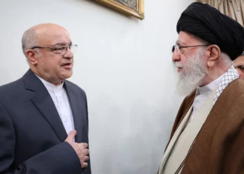 Una fotografía proporcionada por la oficina del líder supremo iraní, el ayatolá Ali Jamenei, el 17 de noviembre de 2024, lo muestra (derecha) hablando con el embajador de Irán en el Líbano, Mojtaba Amani, quien resultó herido en Beirut en los ataques con bíperes de Israel en septiembre, en Teherán el 17 de noviembre de 2024. (Jamenei.IR / AFP)