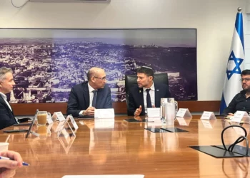 Israel impulsa medidas para aumentar la competencia bancaria*  

El Banco de Israel y el Ministerio de Finanzas formaron un equipo interministerial con el objetivo de fortalecer la competencia en el sistema bancario y mejorar el acceso al crédito para pequeñas empresas y hogares.  

En un comunicado conjunto, el ministro de Finanzas, Bezalel Smotrich, y el gobernador del Banco de Israel, Amir Yaron, destacaron que el equipo trabajará para eliminar barreras que dificultan la entrada de nuevos actores al sistema financiero, buscando reducir los costos de financiamiento.  

El grupo, liderado por el supervisor bancario del Banco de Israel y el jefe de presupuestos del Ministerio de Finanzas, explorará opciones para permitir que entidades no bancarias ofrezcan depósitos y créditos, facilitando su ingreso al mercado.  

Yaron afirmó que fomentar la competencia requiere abrir el sistema financiero a nuevos bancos y áreas de actividad. “La entrada de nuevos actores es clave para reforzar la competencia”, subrayó.  

Smotrich calificó este esfuerzo como crucial para reducir el costo de vida, asegurando que la apertura del mercado de depósitos incentivará la competencia crediticia y beneficiará a la economía. “Crearemos un mercado accesible y competitivo que ahorrará miles de shekels a los israelíes”, concluyó.  *