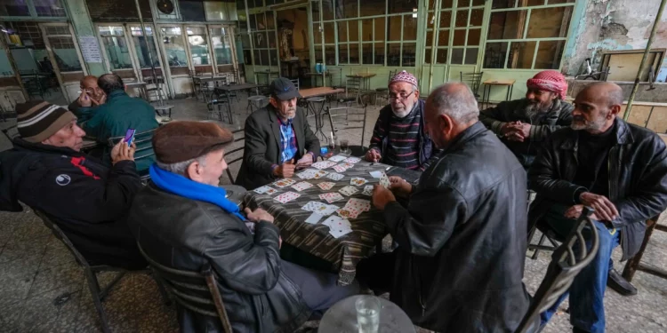 Un grupo de sirios juega a las cartas en un café de Damasco, Siria, el 10 de diciembre de 2024. (AP/Hussein Malla)