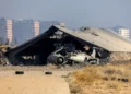 Un hangar bombardeado el día después de que el ejército israelí supuestamente atacara depósitos de armas cerca de la base aérea militar de Mezzeh, en las afueras de Damasco, el 9 de diciembre de 2024. (Bakr Alkasem/AFP)