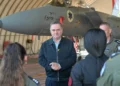 El ministro de Defensa, Israel Katz, en la base aérea de Tel Nof, en el centro de Israel, el 4 de diciembre de 2024. (Elad Malka/Ministerio de Defensa)