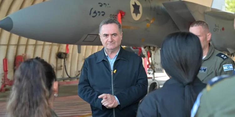 El ministro de Defensa, Israel Katz, en la base aérea de Tel Nof, en el centro de Israel, el 4 de diciembre de 2024. (Elad Malka/Ministerio de Defensa)