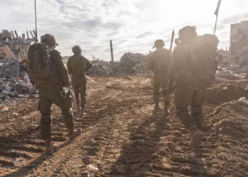 Tropas de la Brigada Kfir operan en Beit Lahiya, en el norte de Gaza, en una foto difundida el 2 de diciembre de 2024. (Fuerzas de Defensa de Israel)