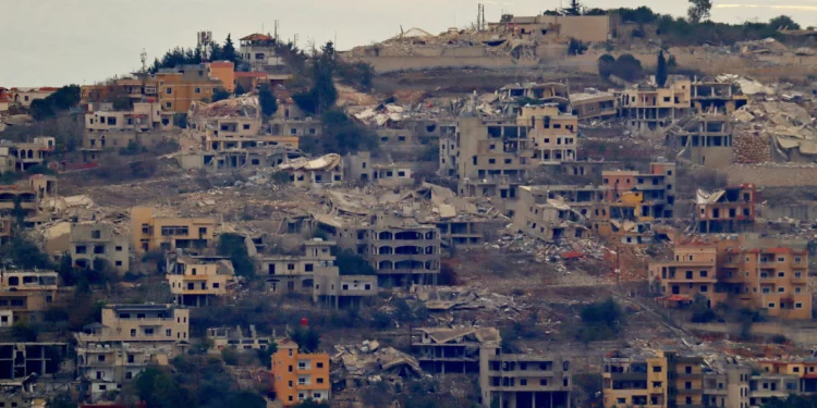 Una imagen tomada desde la región de Marjayoun, en el sur del Líbano, muestra parte de la destrucción en Khiam el 4 de diciembre de 2024 (AFP)