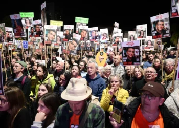 Manifestación en la Plaza de los Rehenes de Tel Aviv, el 21 de diciembre de 2024, para pedir la liberación de los rehenes retenidos por Hamás en Gaza (Avshalom Sassoni/Flash90)