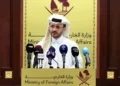 El portavoz del Ministerio de Asuntos Exteriores de Qatar, Majed al-Ansari, ofrece una conferencia de prensa en Doha el 3 de diciembre de 2024. (Captura de pantalla/X)