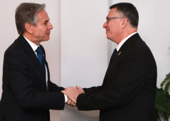 El ministro de Asuntos Exteriores, Gideon Sa'ar (derecha), se reúne con el secretario de Estado de Estados Unidos, Antony Blinken, en Malta, el 5 de diciembre de 2024. (Shalev Man)