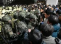 Los soldados intentan entrar en el edificio de la Asamblea Nacional en Seúl el 4 de diciembre de 2024, después de que el presidente de Corea del Sur, Yoon Suk Yeol, declarara la ley marcial. (Foto de Jung Yeon-je / AFP)