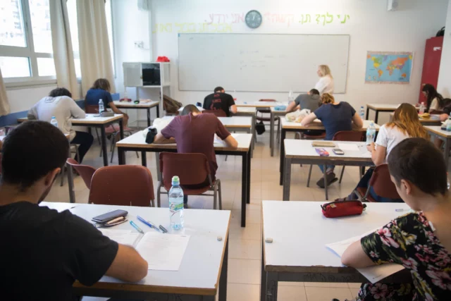 Estudiantes israelíes registran caída en puntuaciones en exámenes internacionales